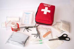 Førstehjælpskasse med plaster og udstyr