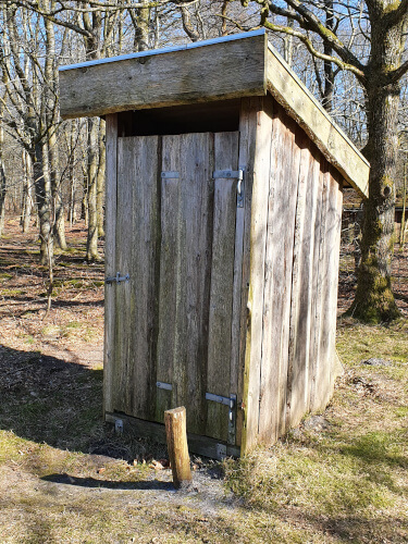 Simpel toilet på shelterplads