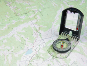 Spejl kompas på topografisk kort