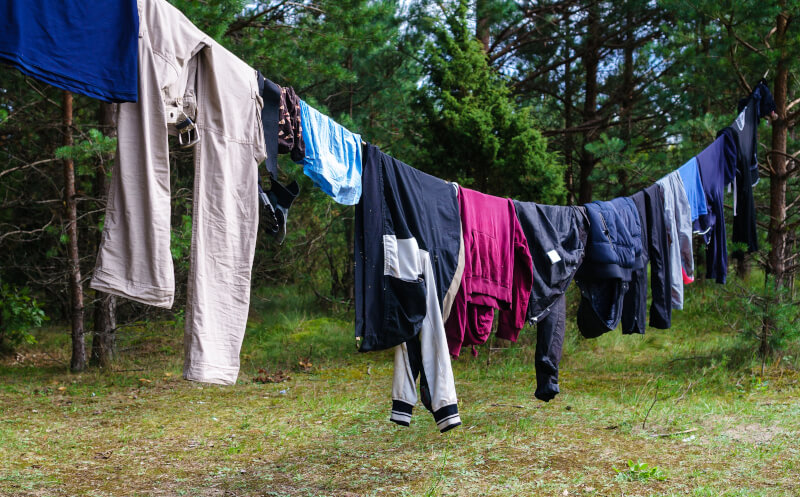 Tørresnor til tørring af tøj i skoven