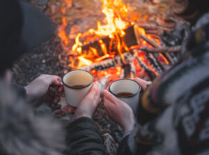 Lækker bålkaffe i kaffekopper lavet på bål med høj brændværdi