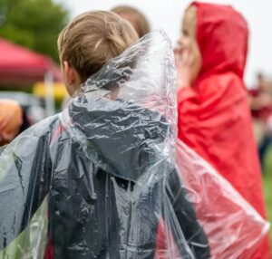 Børn der bruger let regnponcho i tynd plast