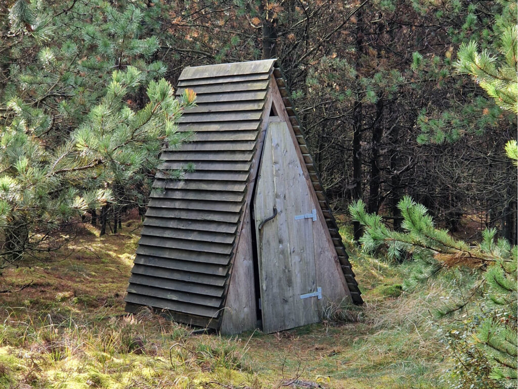 Lille muldtoilet ved Nørlund Plantage shelterplads