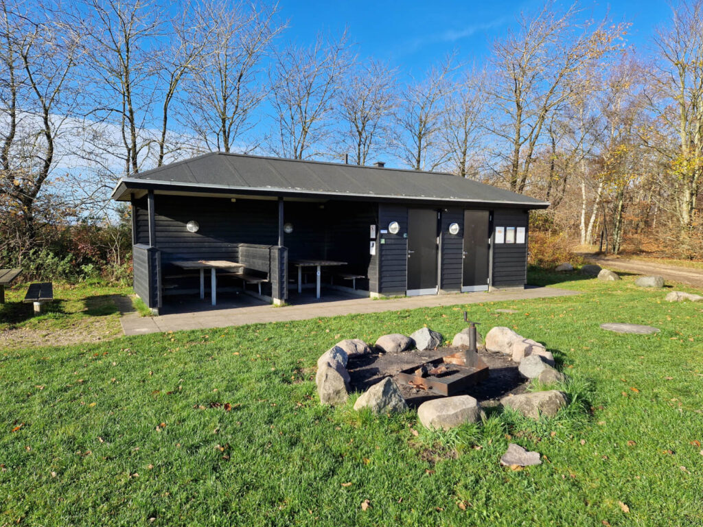 Toiletbygning ved Svanholm Sø shelterplads
