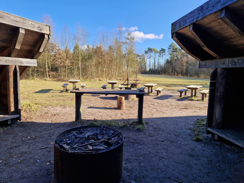 Stor shelterplads med bålsteder og bordbænkesæt ved Tinkerdal Shelterplads