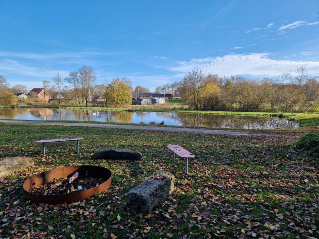 Shelterplads med udsigt ud over Kibæk børnesø