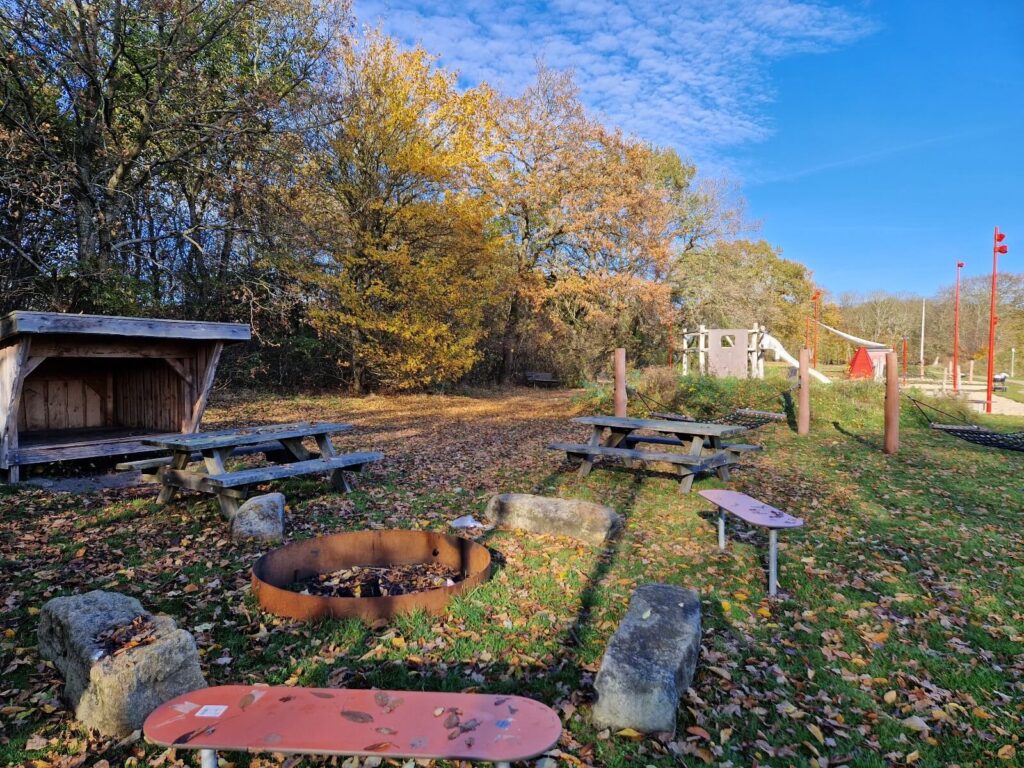 Shelterplads ved Kibæk børnesø ved siden af stor legeplads