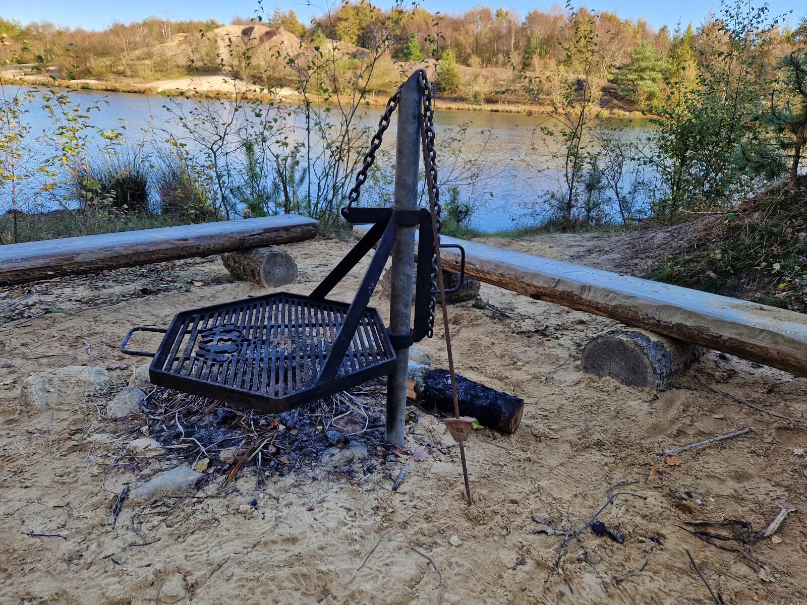 Bålsted med grillrist ved Haunstrup Brunkulslejer shelterplads