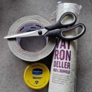 Vatrondeller, saks, vaseline og gaffatape til hjemmelavet bålstarter