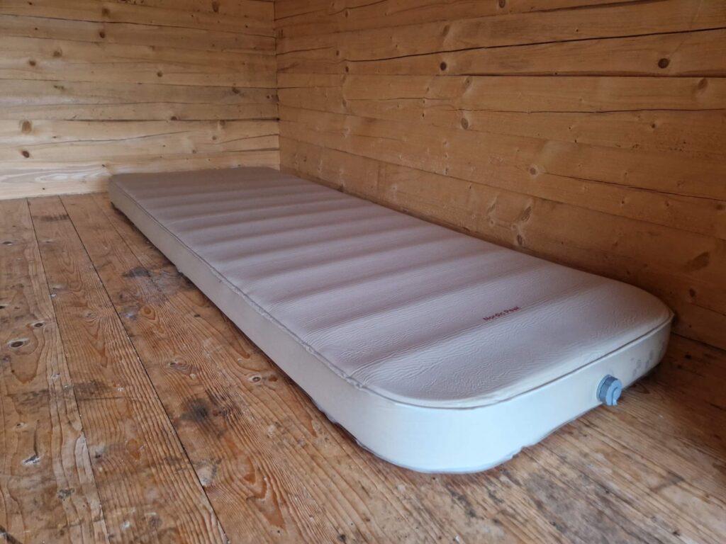 Nordic Peak Deluxe liggeunderlag oppustet i shelter