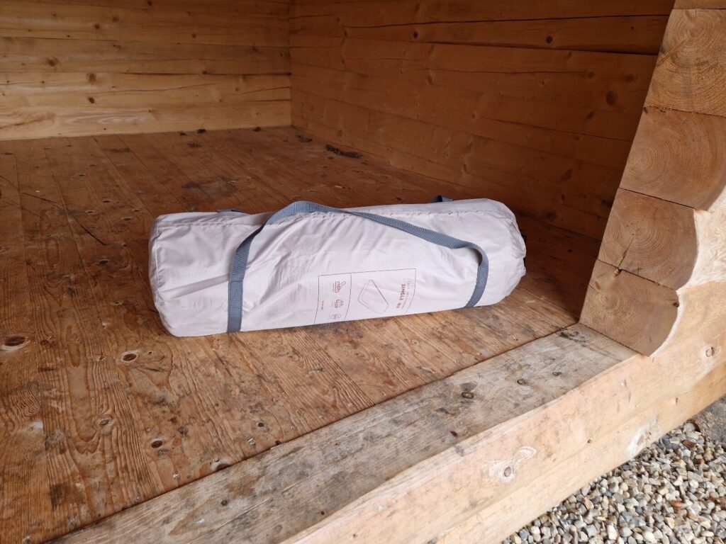 Nordic Peak Deluxe liggeunderlag sammenpakket i shelter