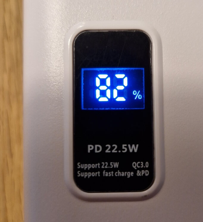 Powerkits 30.000 mah powerbank har display der viser batteriniveau