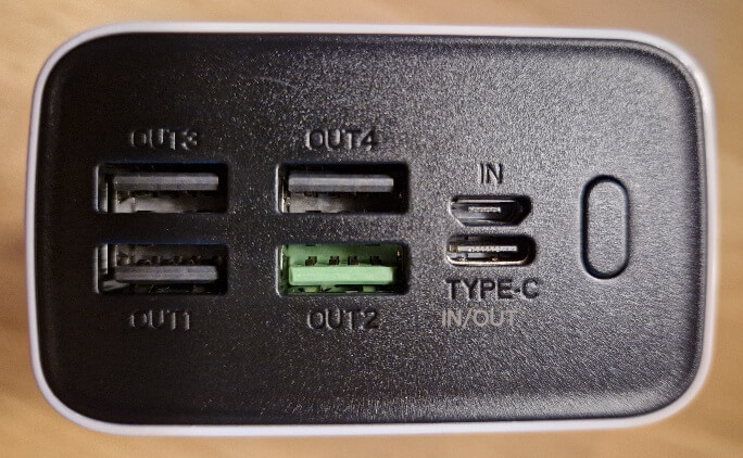 Powerkits 30.000 mah powerbank har mange porte