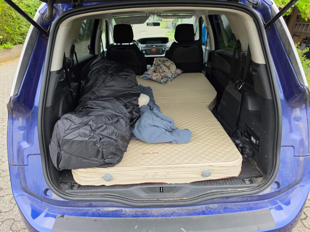 Nordic Peak selvoppusteligt liggeunderlag i Citroën C4 Grand Picasso