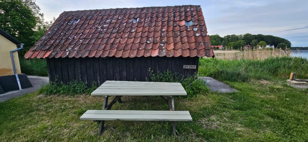 Bord/bænke-sæt ved Stinesminde Havn shelterhytte